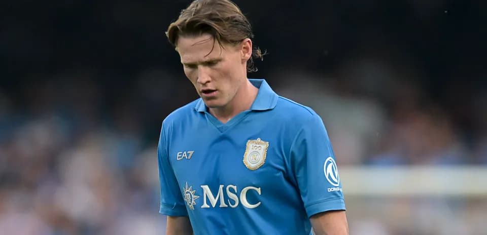 Jugador de Napoli con camiseta azul durante el partido