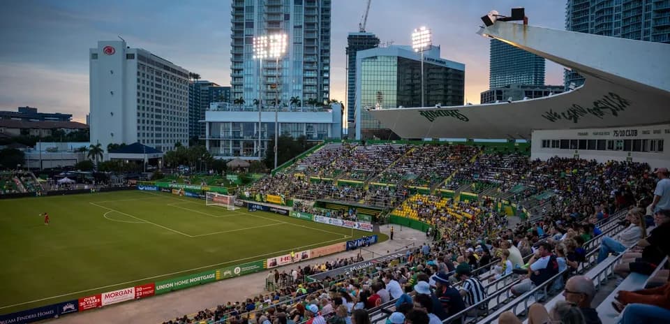Estadio con espectadores durante un partido de fútbol