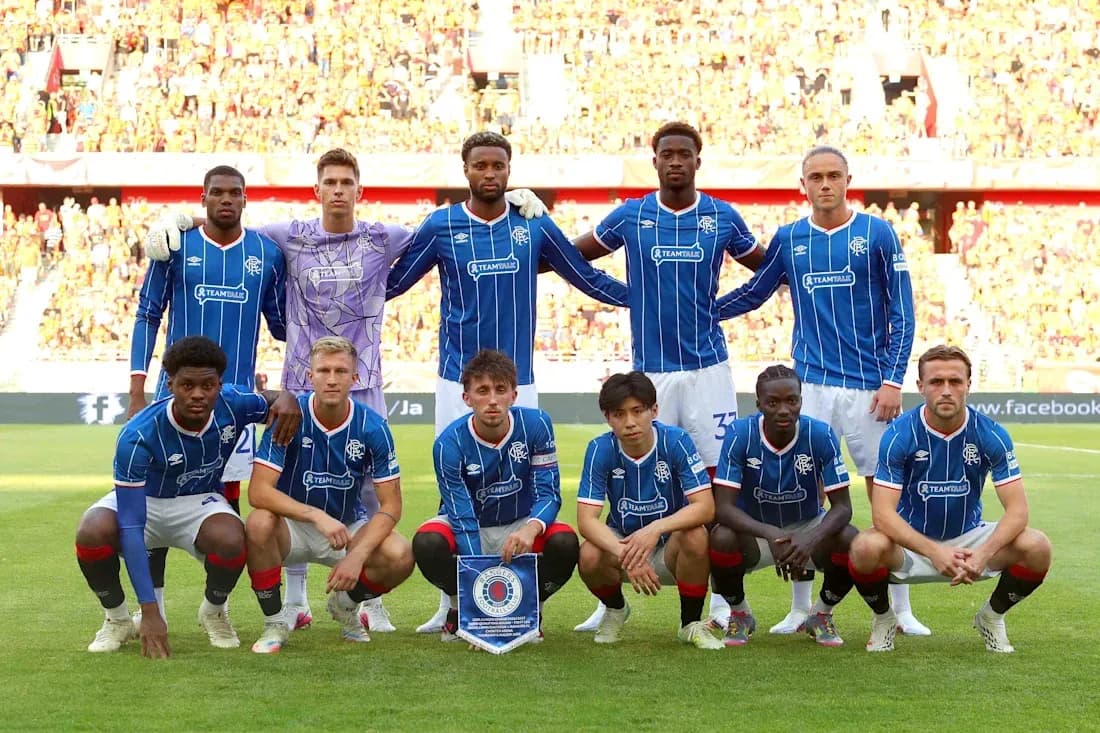 Equipo de Rangers posando antes del partido