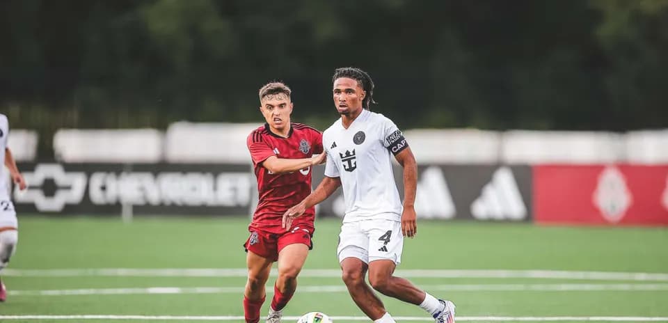 Jugador de Inter Miami II avanza con el balón