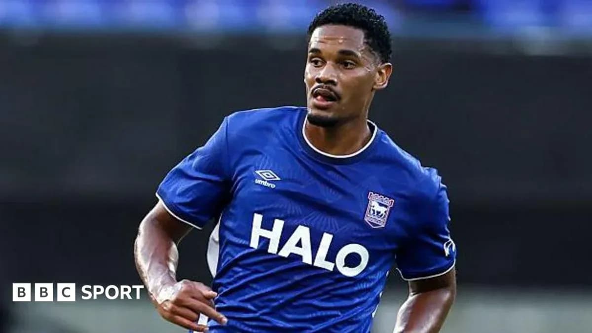Jugador corriendo con camiseta de Ipswich Town
