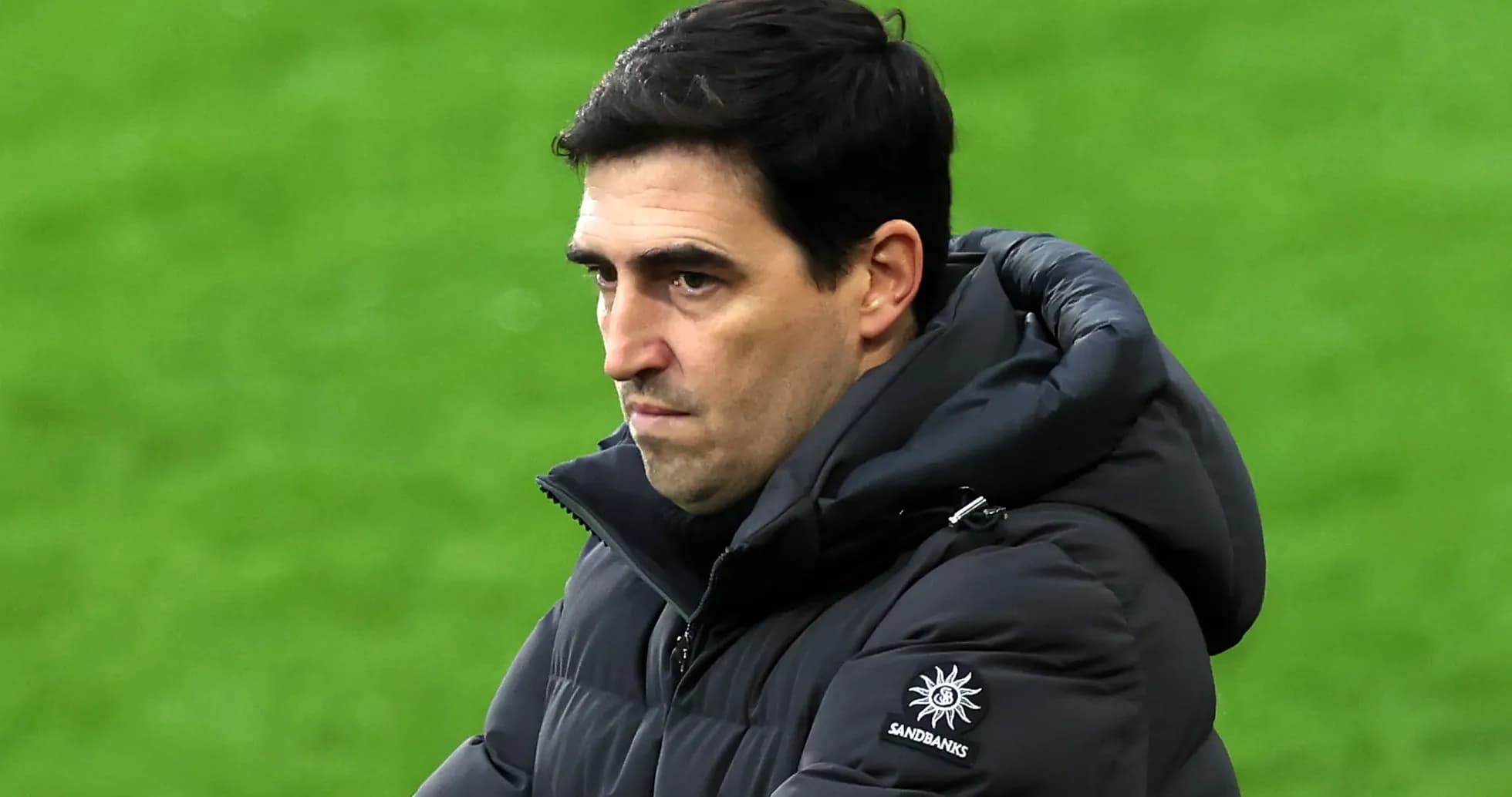 Entrenador observando el partido en la línea de banda