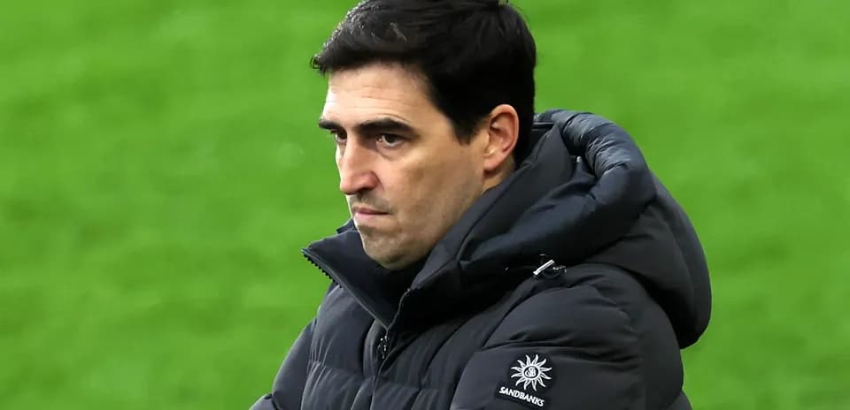 Entrenador observando el partido en la línea de banda