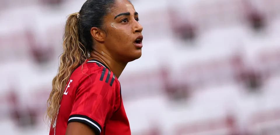 Jugadora con camiseta roja durante el partido