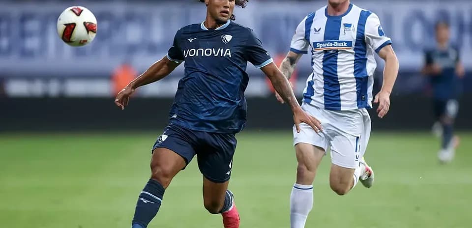 Jugador de Bochum persiguiendo el balón en el campo