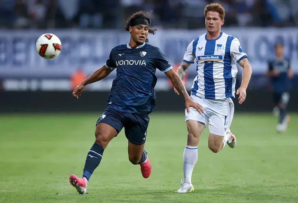 Jugador de Bochum persiguiendo el balón en el campo