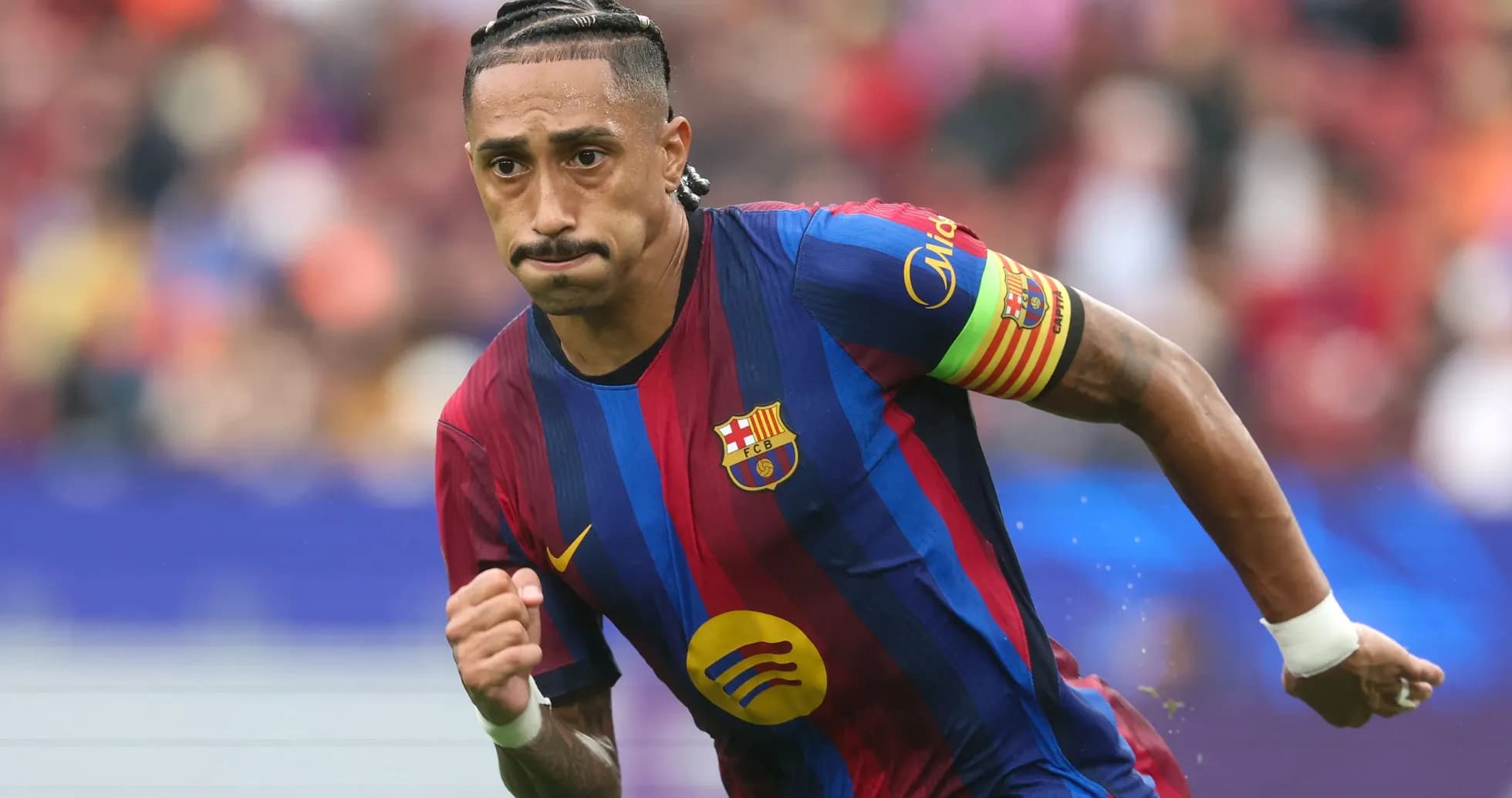 Jugador de Barcelona corriendo durante un partido