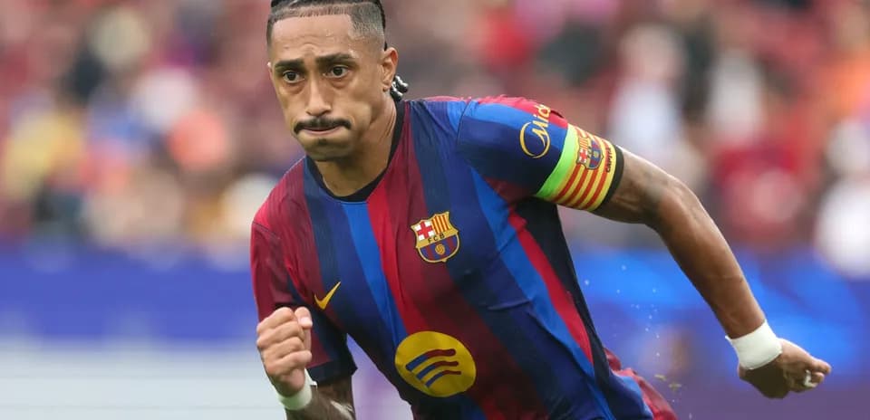 Jugador de Barcelona corriendo durante un partido