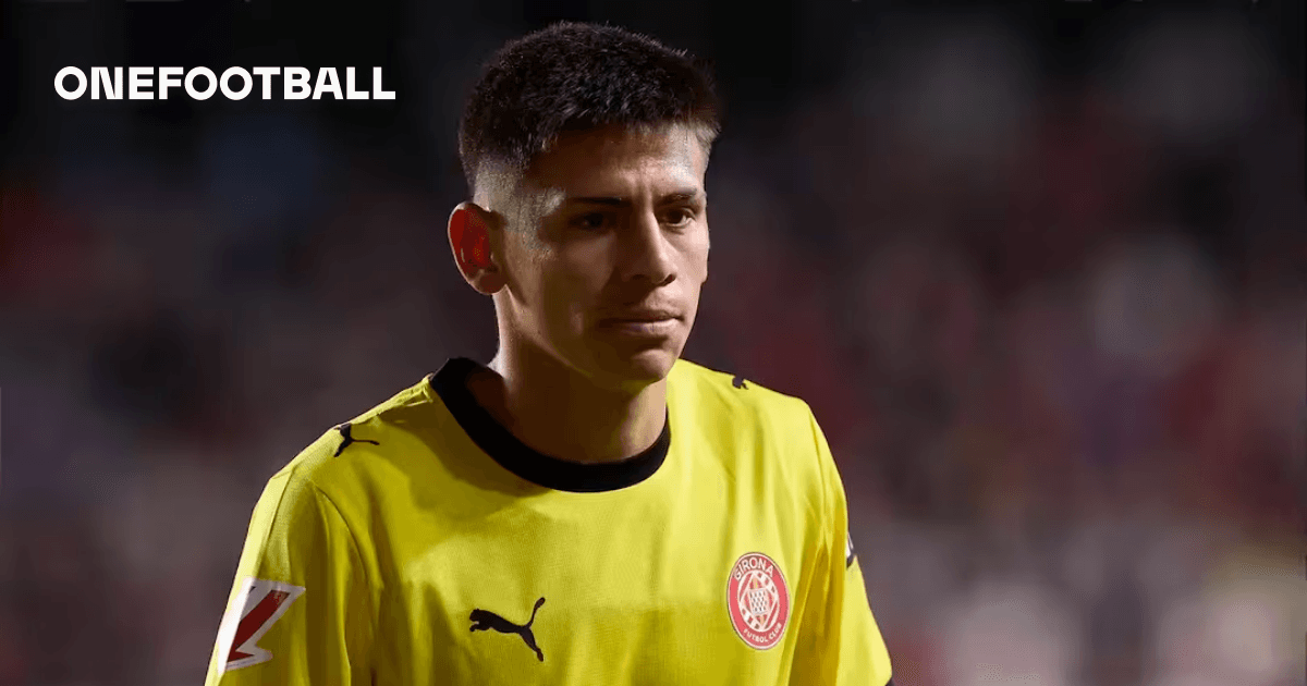 Portero de Girona en el campo durante partido