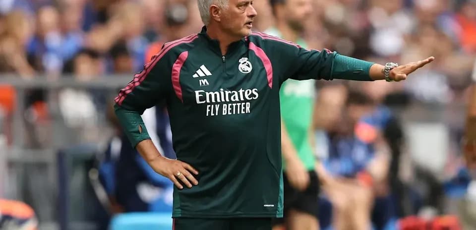 Entrenador dirigiendo a su equipo en el partido