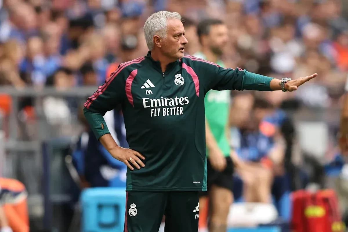 Entrenador dirigiendo a su equipo en el partido