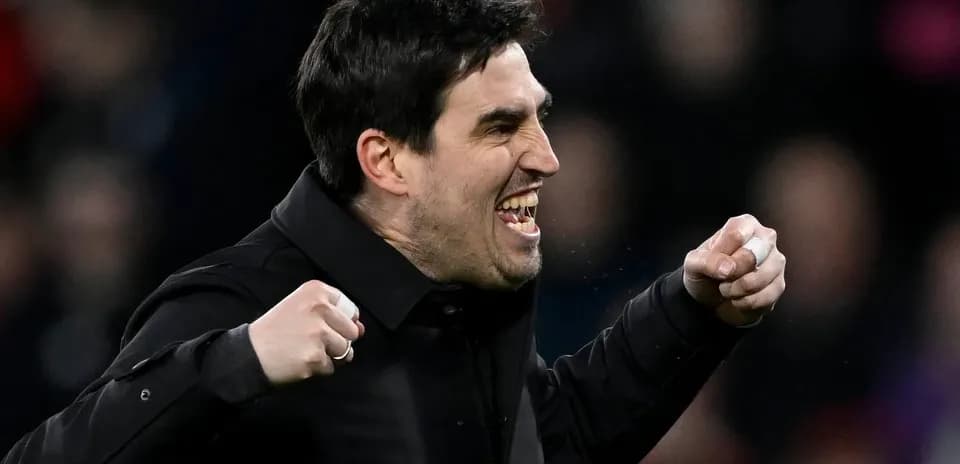 Entrenador celebrando una victoria con los puños en alto
