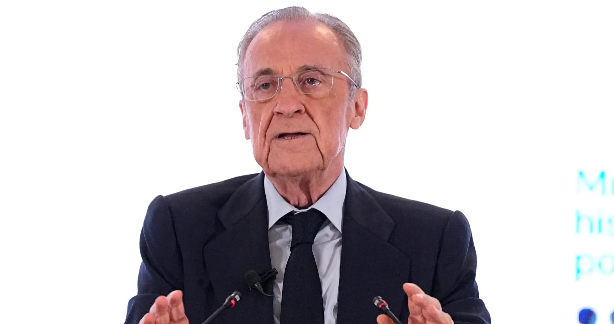 Hombre hablando en una conferencia de prensa
