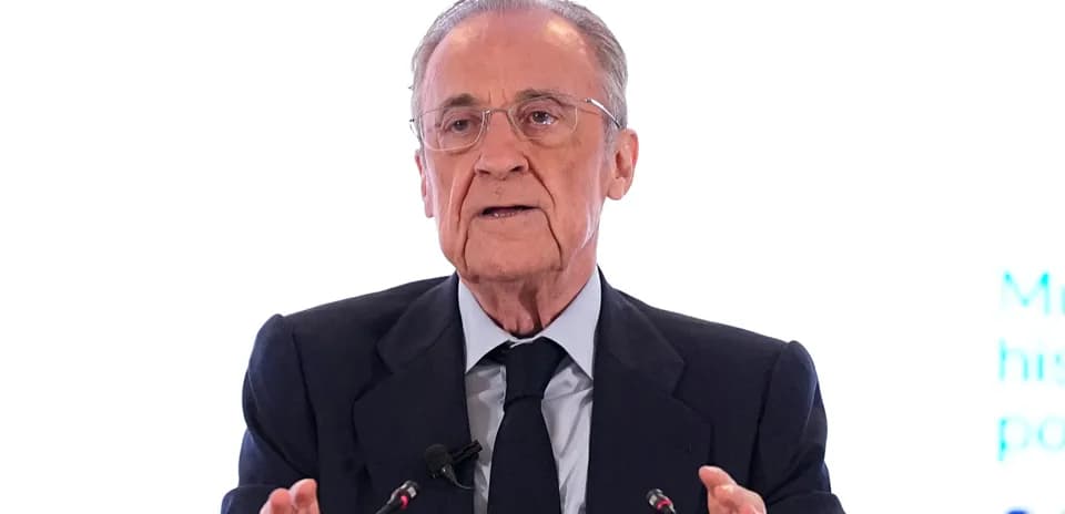 Hombre hablando en una conferencia de prensa