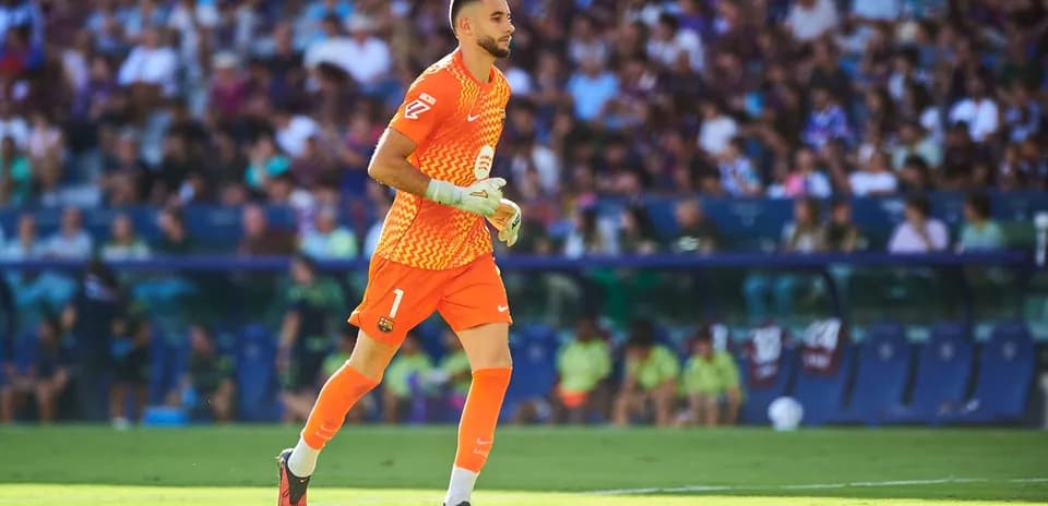 Portero de FC Barcelona corriendo en el campo