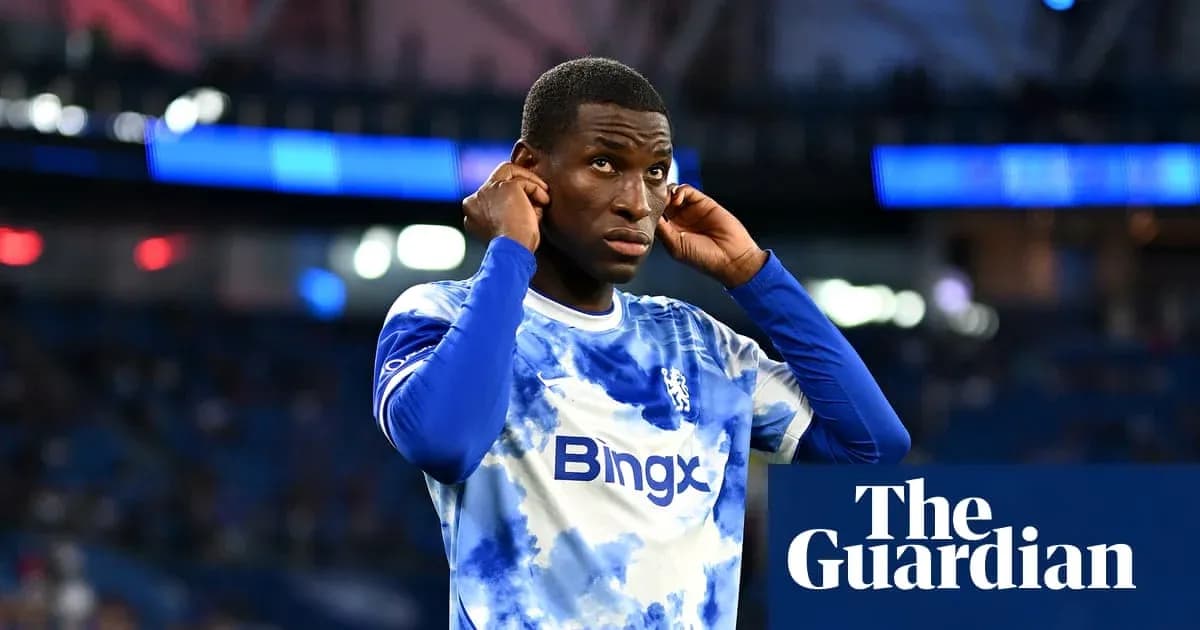 Jugador de Chelsea ajustándose los auriculares en el campo