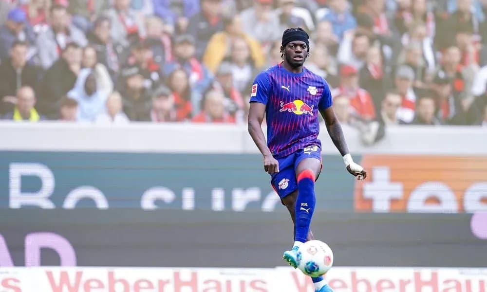 Jugador de RB Leipzig en acción durante un partido