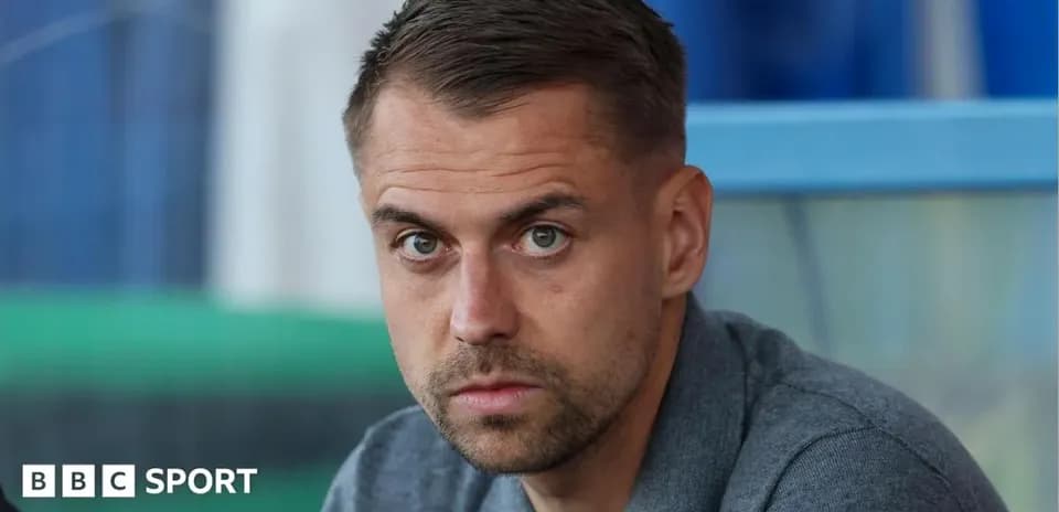 Hombre con mirada seria en un entorno deportivo