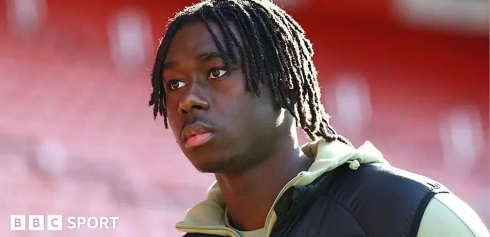 Jugador con cabello trenzado en el estadio
