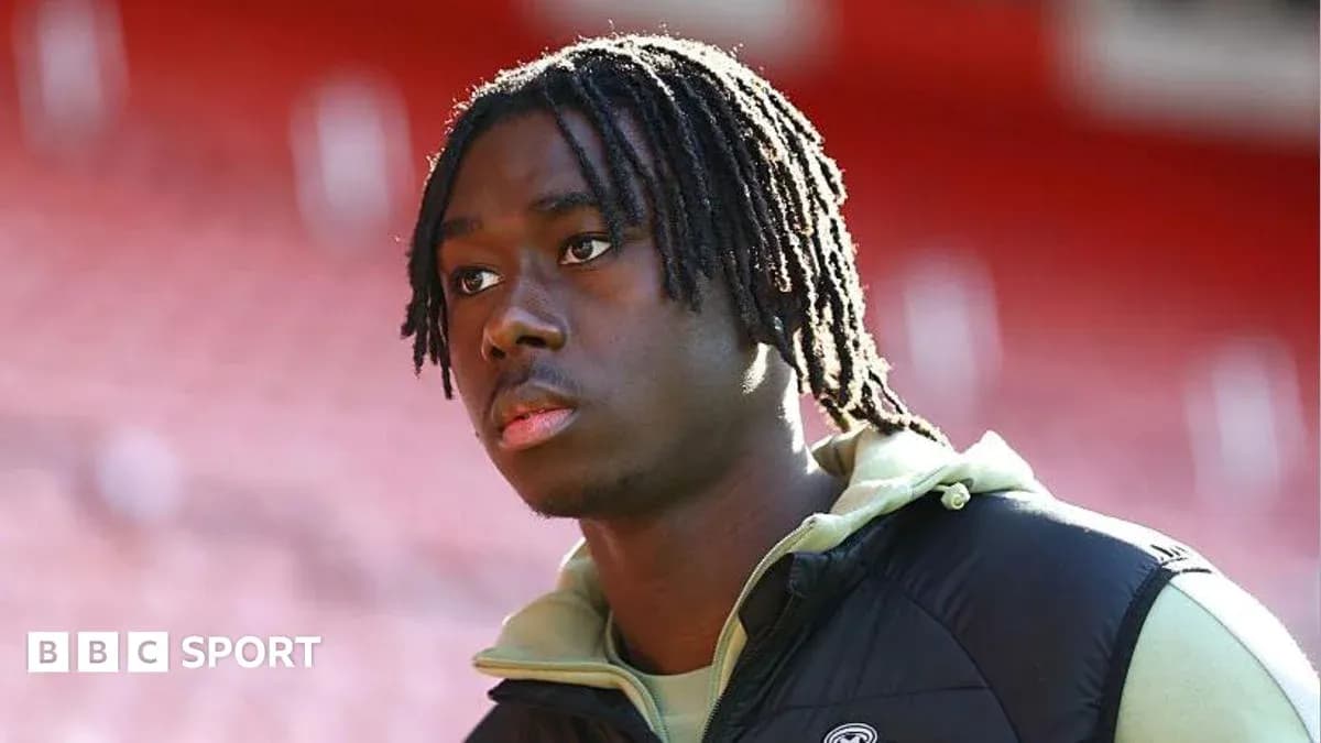 Jugador con cabello trenzado en el estadio