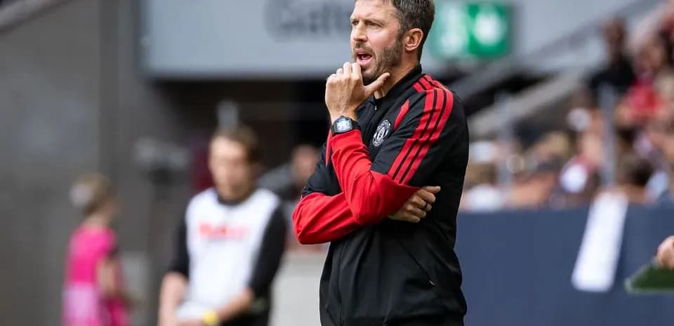 Entrenador observando el partido desde la línea lateral