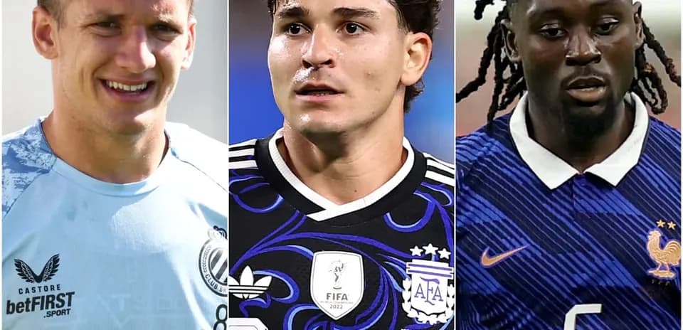 Tres futbolistas en diferentes uniformes durante evento