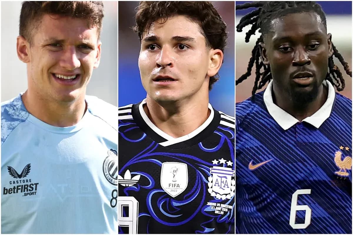 Tres futbolistas en diferentes uniformes durante evento