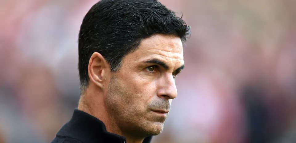 Entrenador observando el partido desde la línea lateral