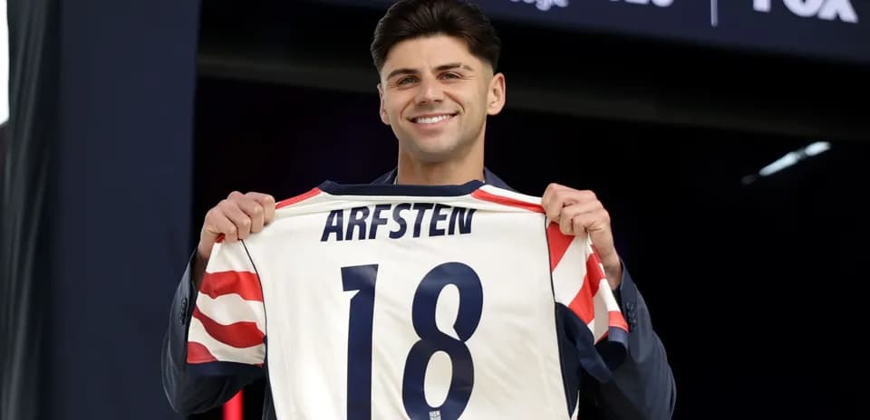 Jugador presenta camiseta con el nombre ARFSTEN y número 18