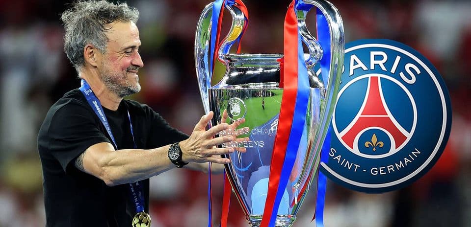 Entrenador con trofeo de la Champions League