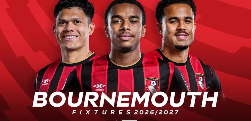 Tres jugadores de Bournemouth con uniforme en fondo rojo