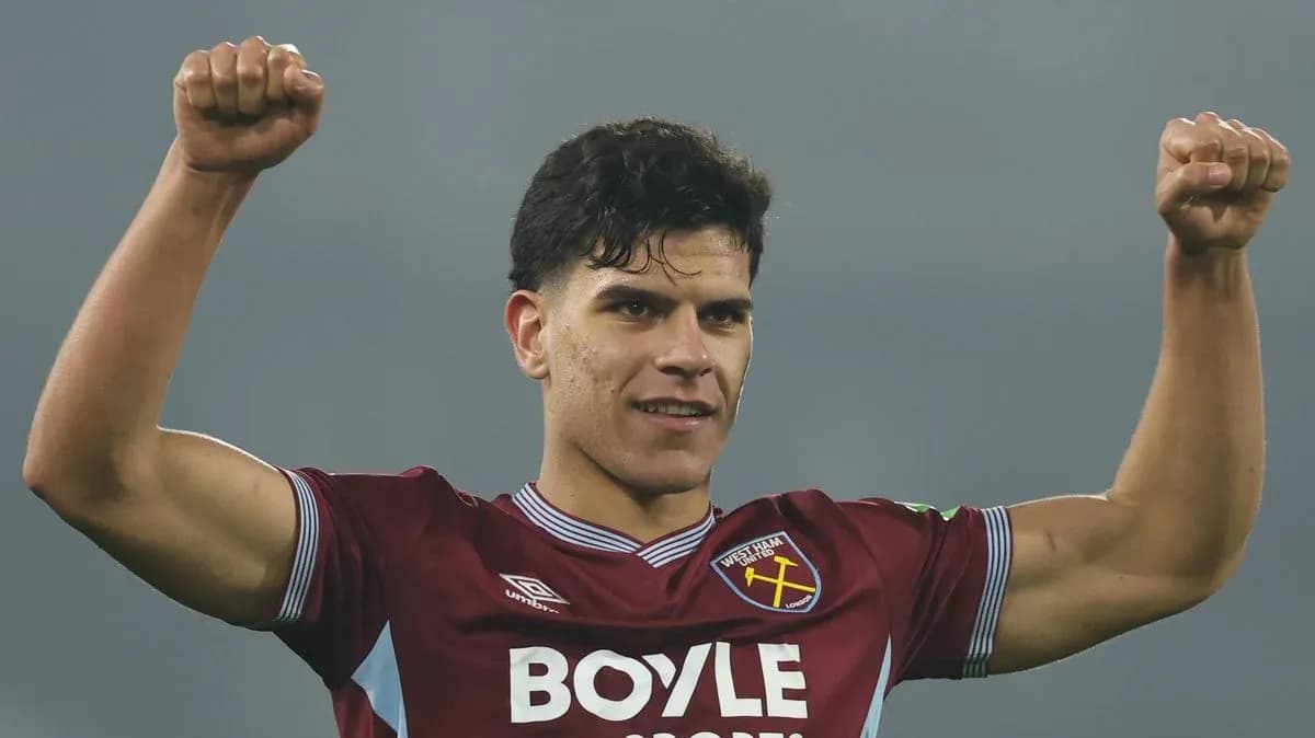 Jugador de West Ham celebrando con los brazos en alto