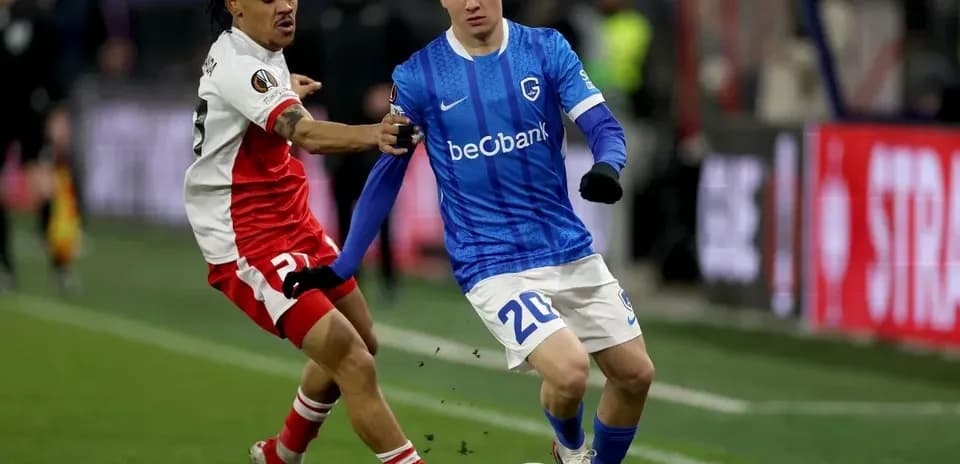 Jugador de Genk intentando driblar a rival de Feyenoord