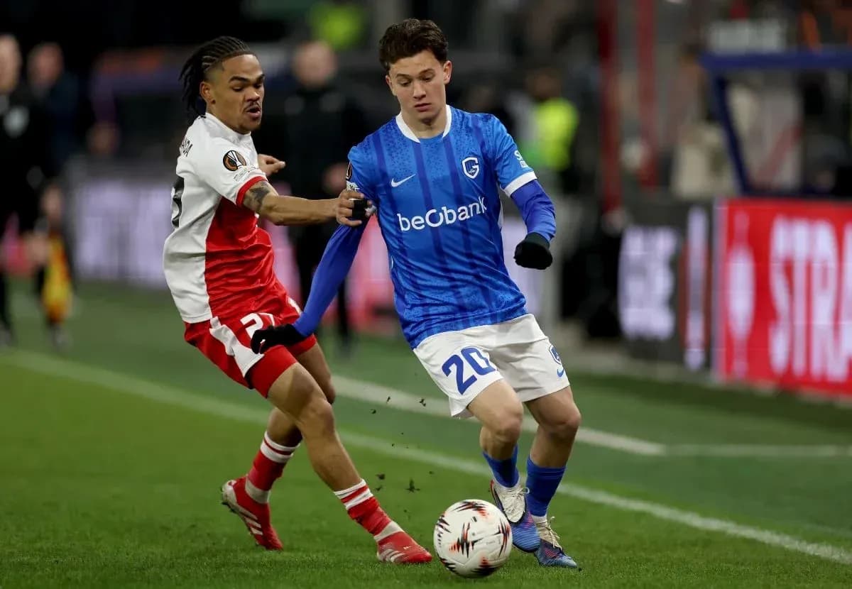 Jugador de Genk intentando driblar a rival de Feyenoord