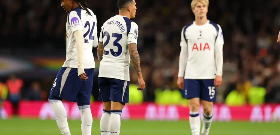 Jugadores del Tottenham en el campo durante partido
