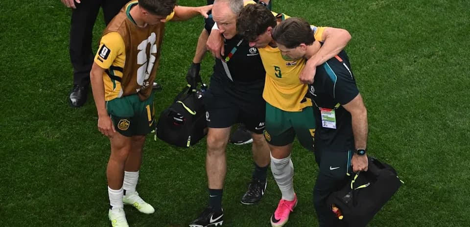 Jugadores de Australia siendo asistidos tras lesión