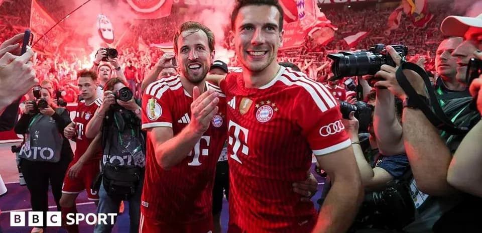 Jugadores de Bayern Múnich celebrando con aficionados