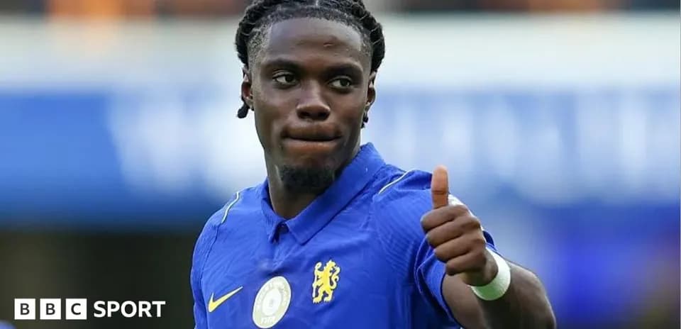 Jugador de Chelsea dando pulgar arriba en el campo