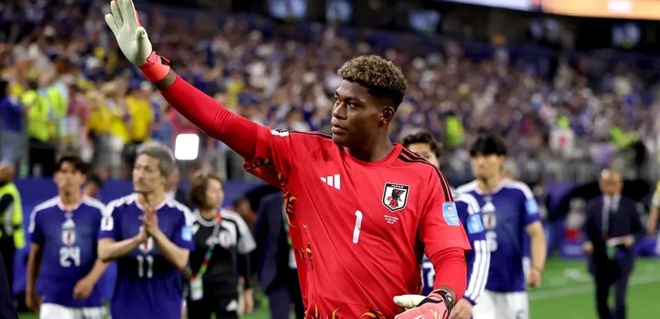 Portero japonés saludando tras el partido