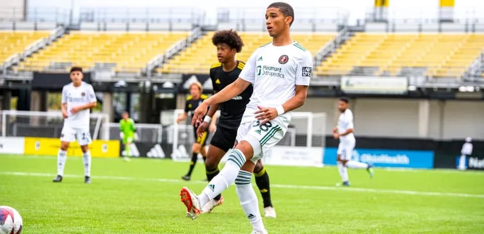 Jugador de Columbus Crew II en acción durante el partido