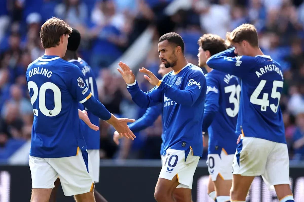 Jugadores de Everton celebrando en el campo