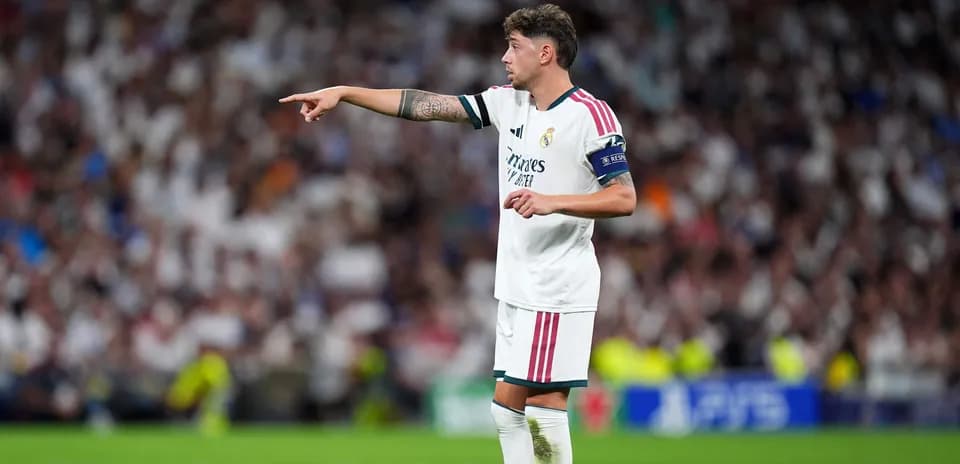 Jugador de Real Madrid dirigiendo a sus compañeros