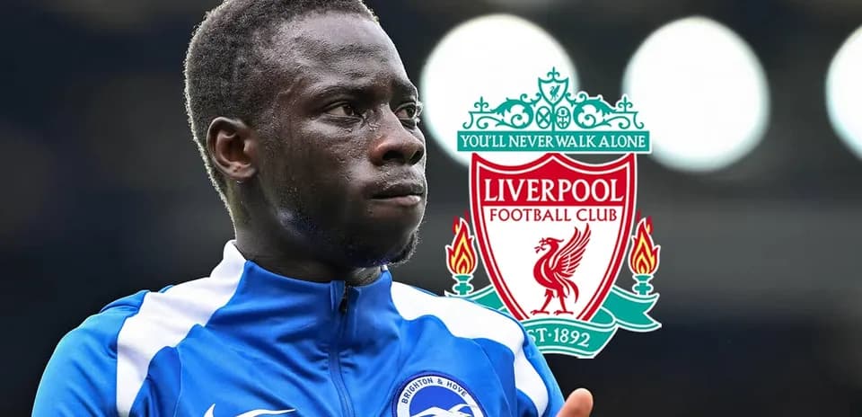 Jugador de Brighton con logo de Liverpool detrás