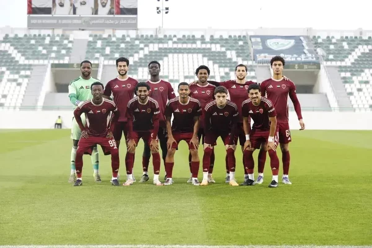 Equipo de Shabab Al-Ahli Dubai U23 en el campo