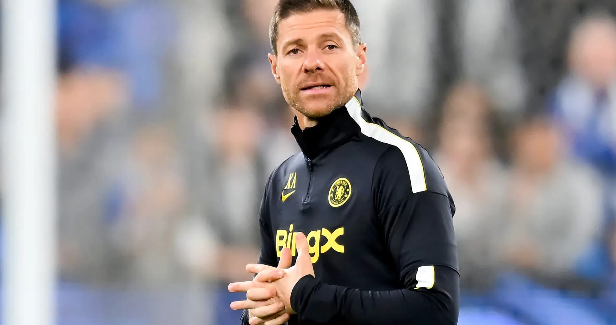 Entrenador hablando durante un partido de fútbol