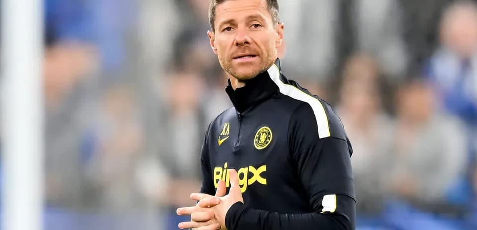 Entrenador hablando durante un partido de fútbol