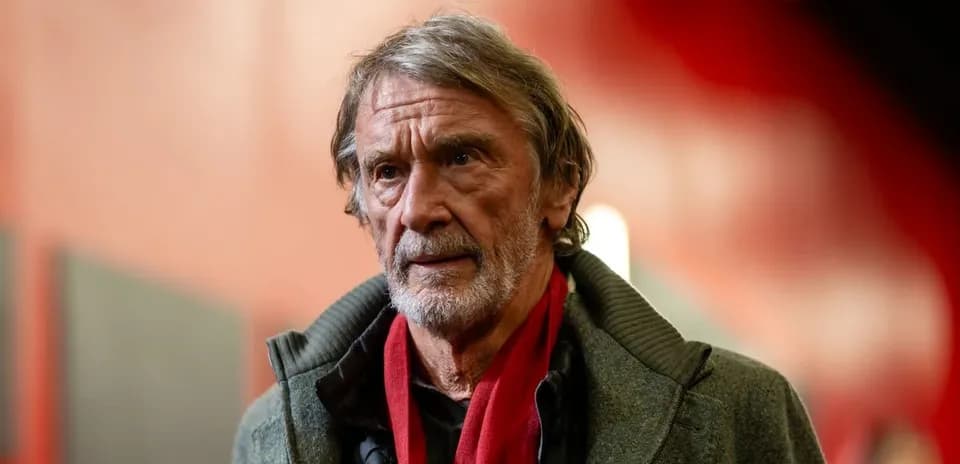 Hombre mayor con abrigo y bufanda roja en pasillo