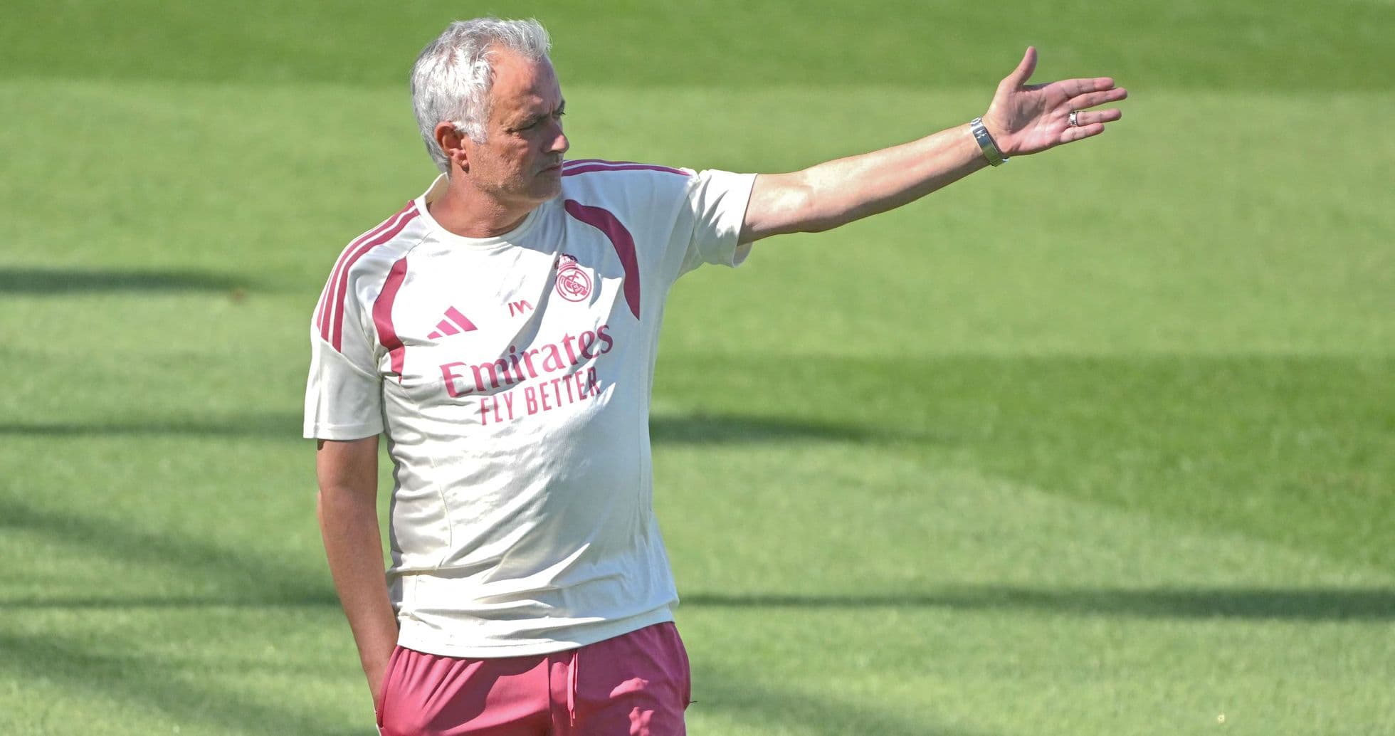 Entrenador dirigiendo la sesión de entrenamiento