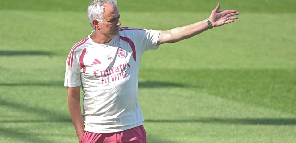Entrenador dirigiendo la sesión de entrenamiento