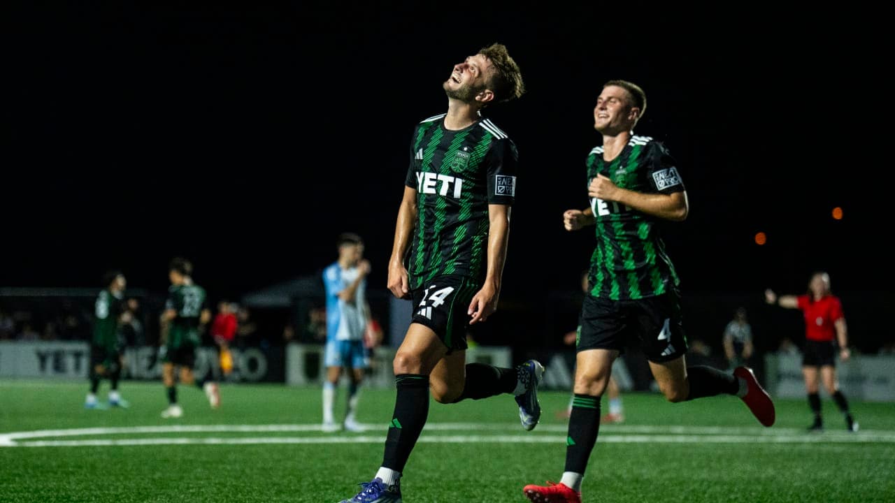 Jugadores celebrando un gol en el partido